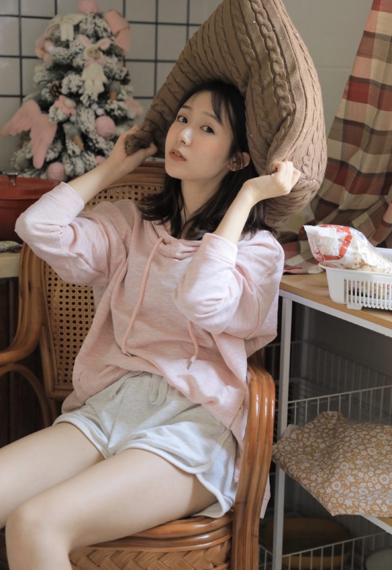 居家美女运动短裤修长美腿写真