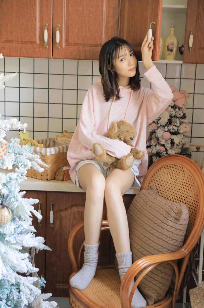 居家美女运动短裤修长美腿写真