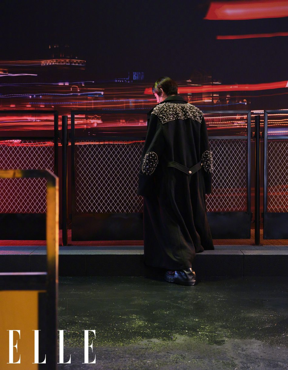 孙俪置身斑斓夜色酷飒十足写真