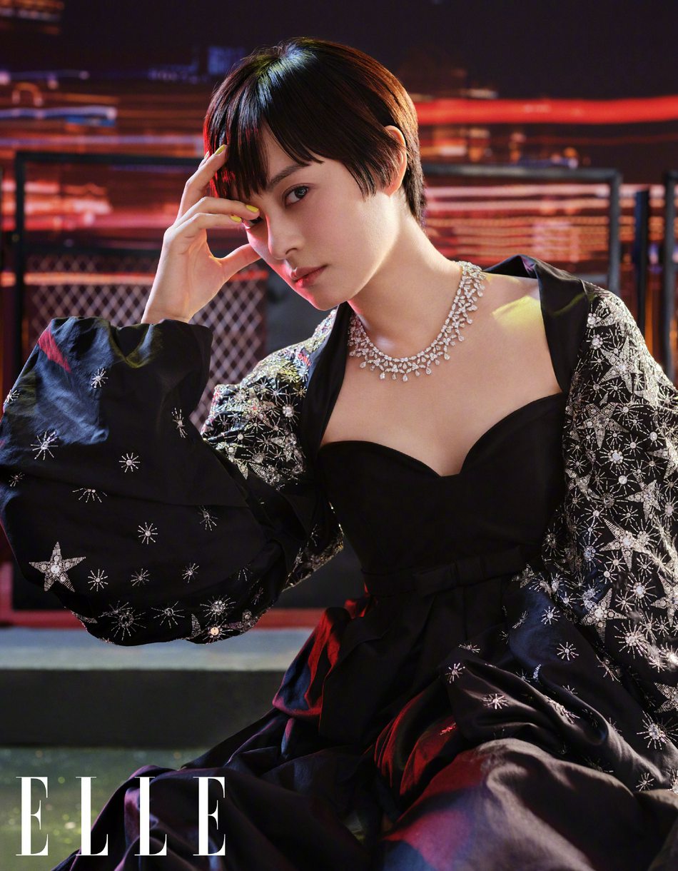 孙俪置身斑斓夜色酷飒十足写真