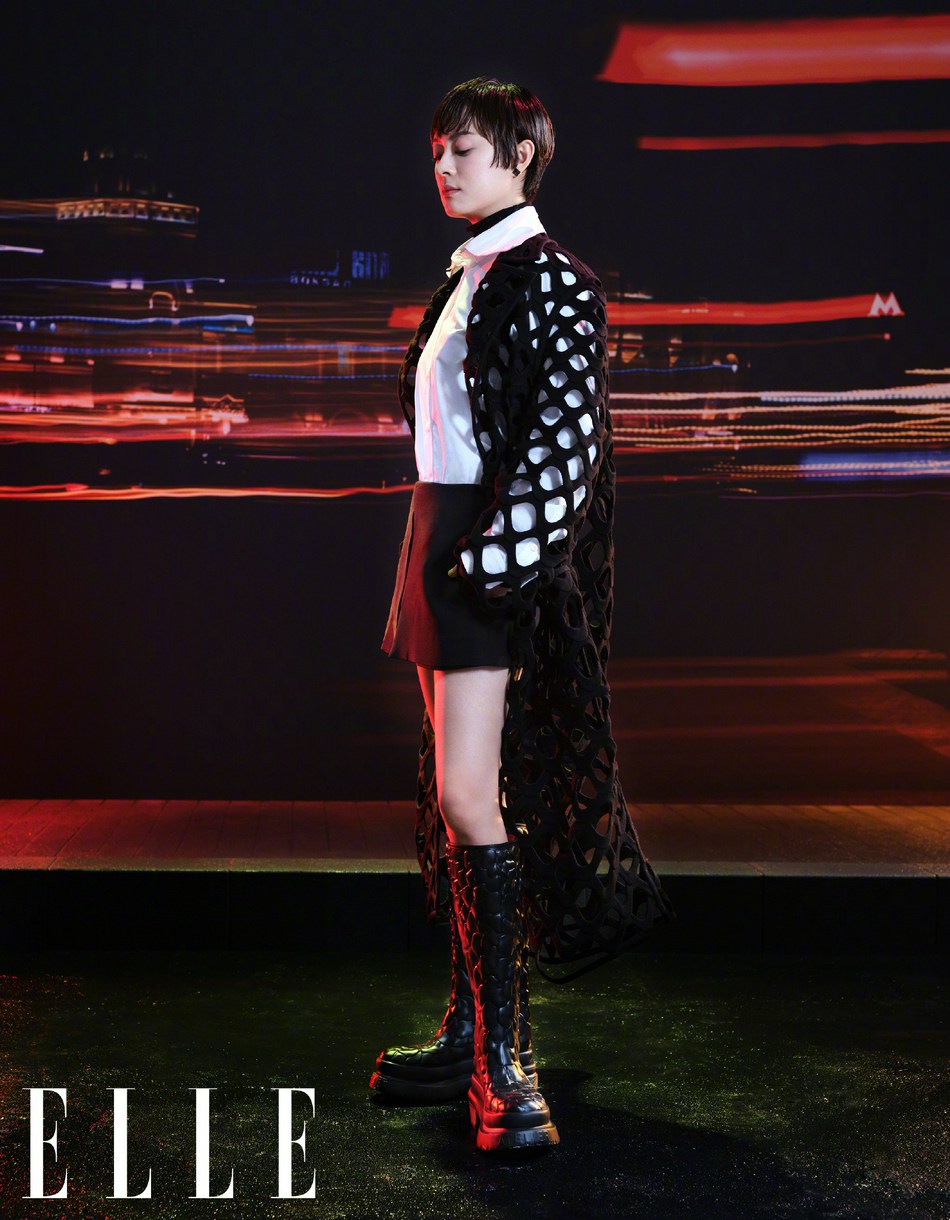 孙俪置身斑斓夜色酷飒十足写真