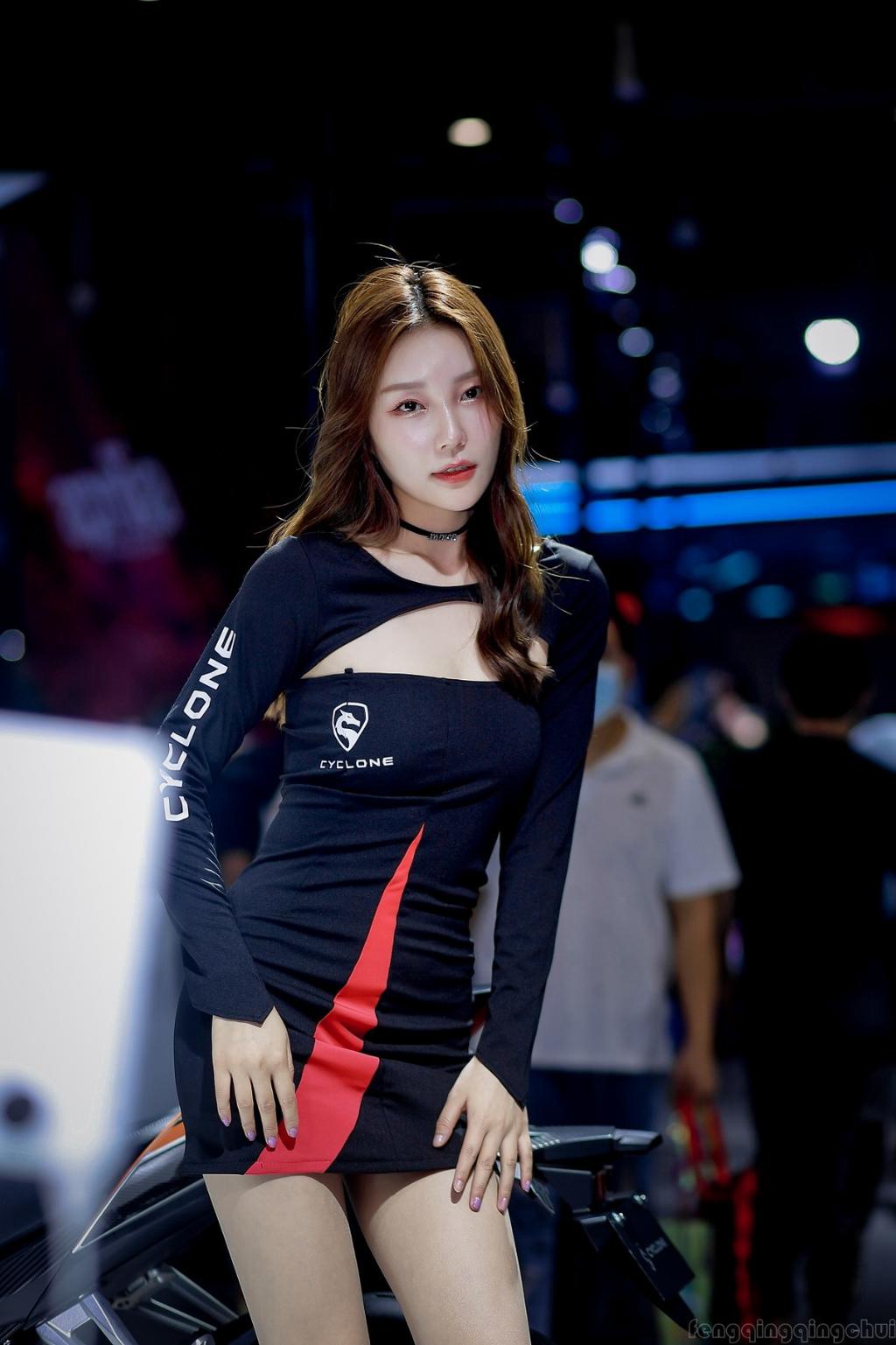 超短裙美女车模性感蜜桃臀私拍