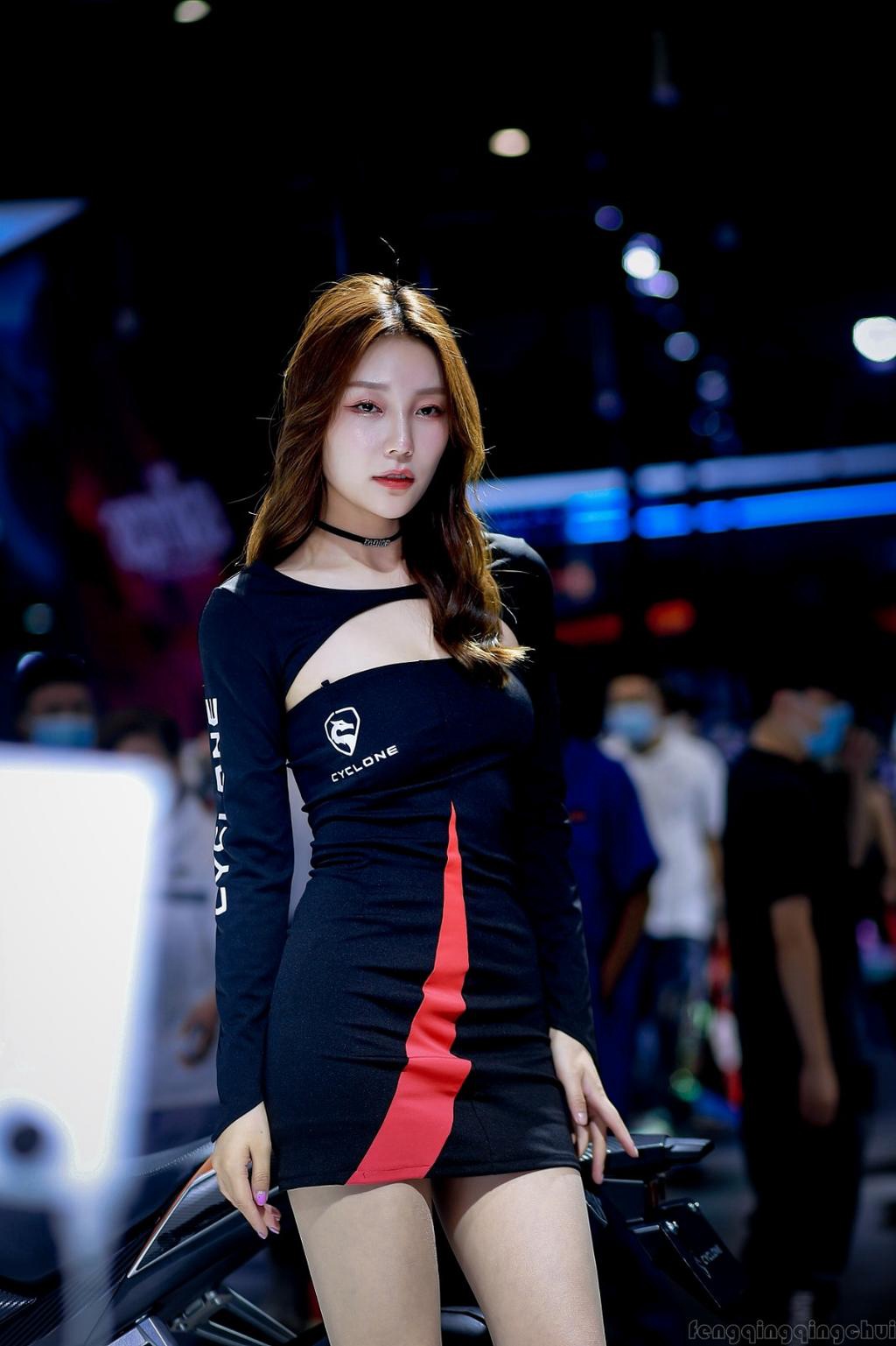 超短裙美女车模性感蜜桃臀私拍