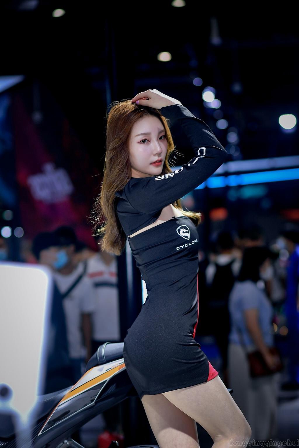 超短裙美女车模性感蜜桃臀私拍