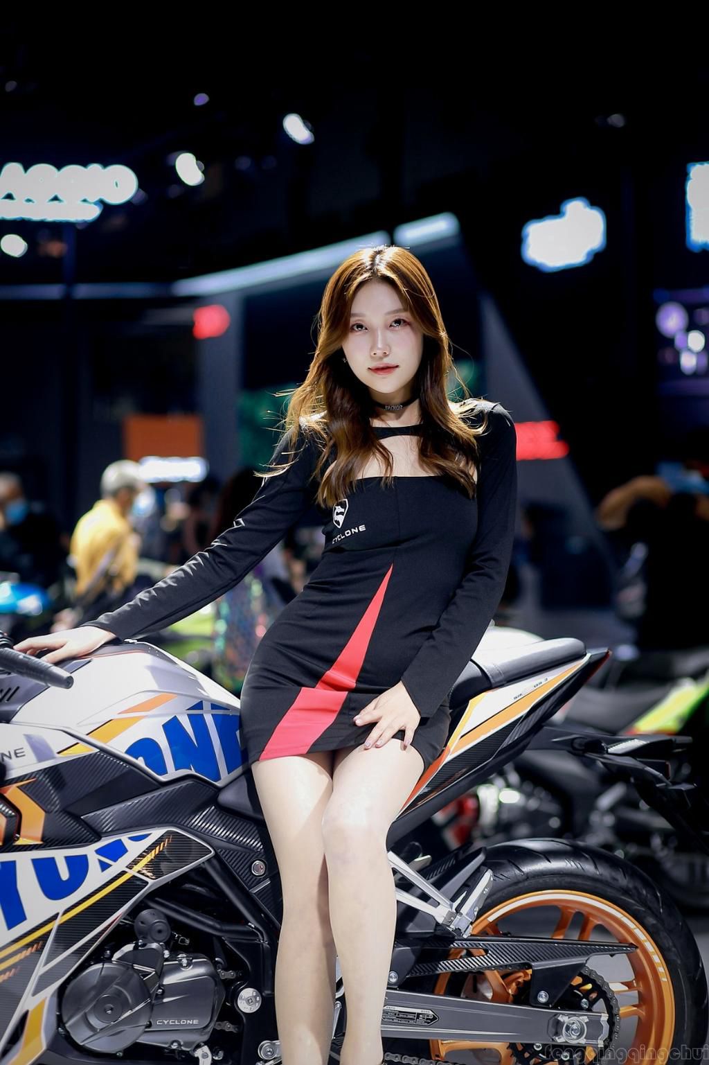 超短裙美女车模性感蜜桃臀私拍