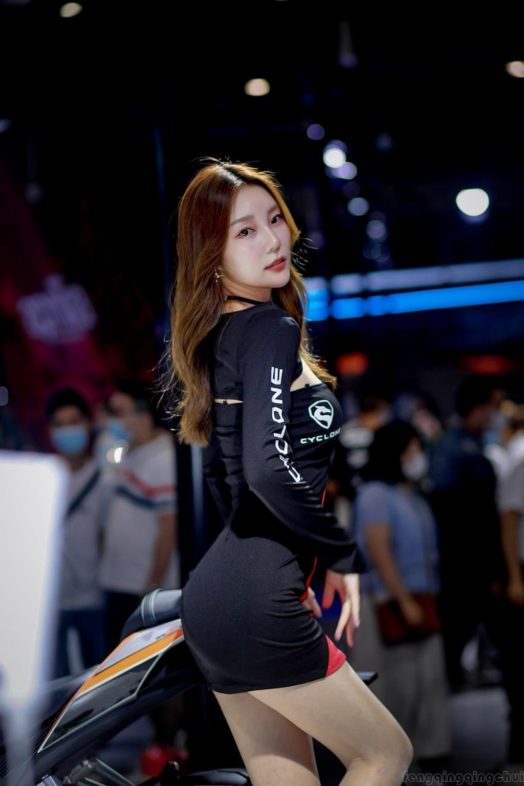 超短裙美女车模性感蜜桃臀私拍