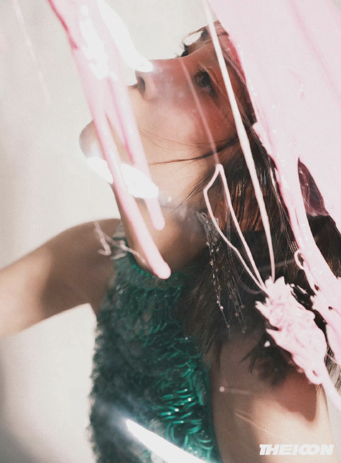 唐艺昕绿色露背长裙性感撩人写真