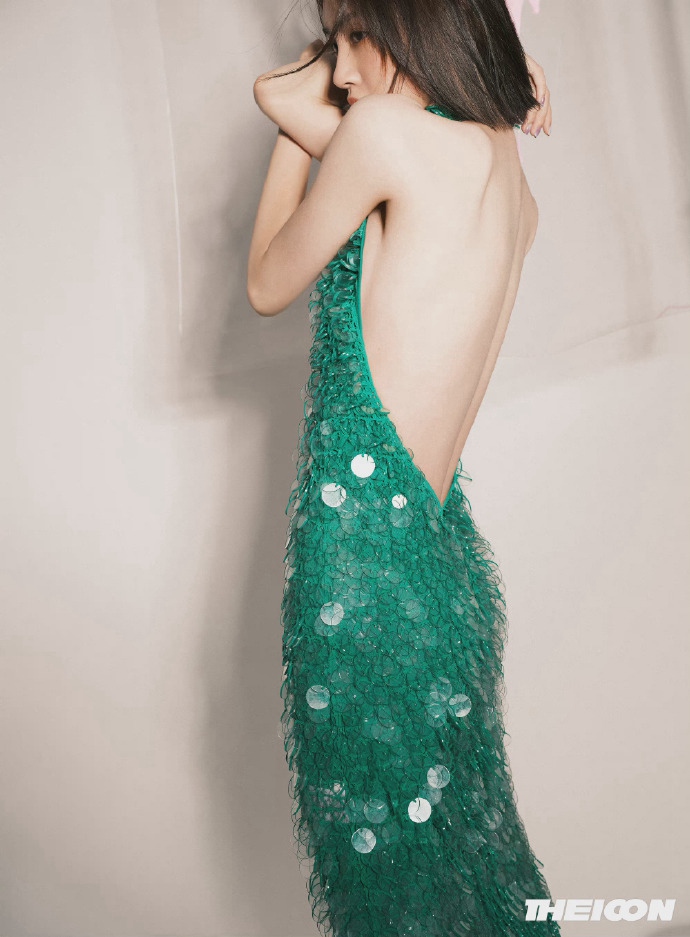 唐艺昕绿色露背长裙性感撩人写真