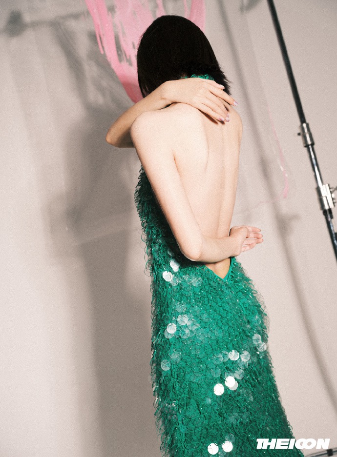 唐艺昕绿色露背长裙性感撩人写真