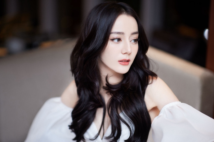 迪丽热巴白色长裙清新淡雅写真