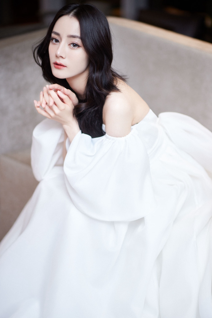 迪丽热巴白色长裙清新淡雅写真