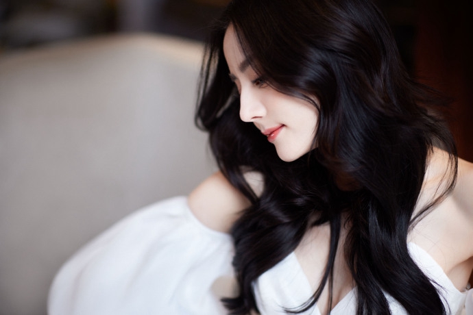 迪丽热巴白色长裙清新淡雅写真