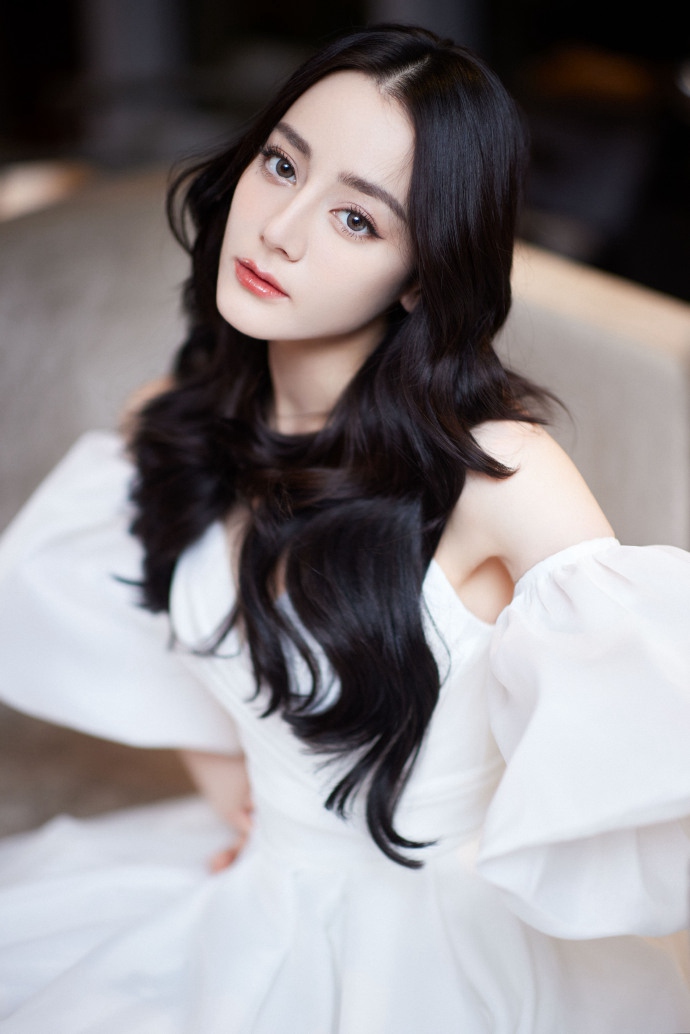 迪丽热巴白色长裙清新淡雅写真