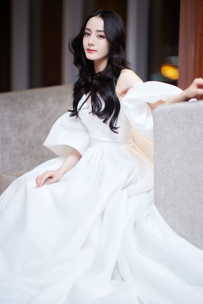 迪丽热巴白色长裙清新淡雅写真