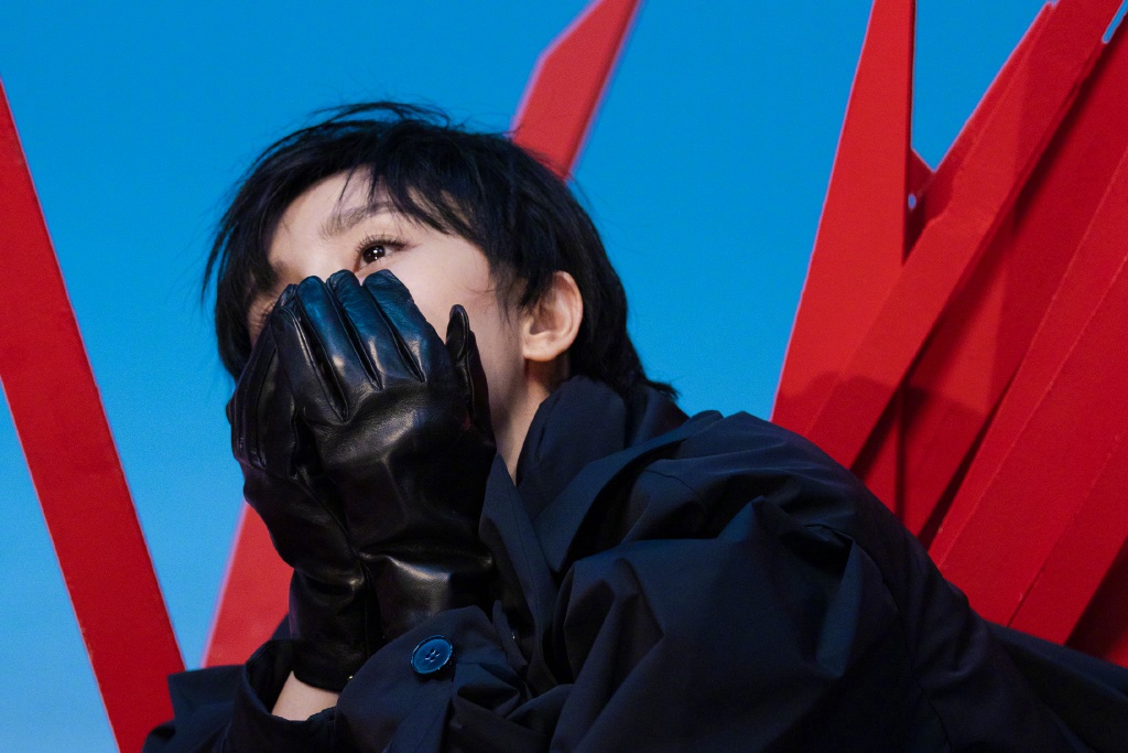 杨幂《芭莎男士》封面飒爽干练短发写真