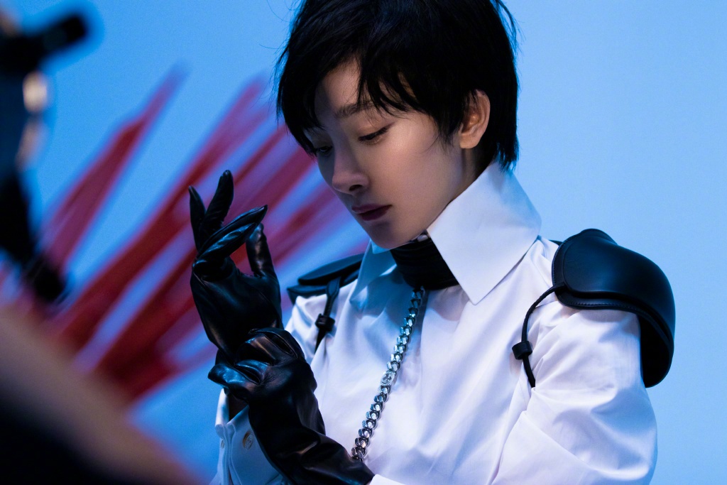 杨幂《芭莎男士》封面飒爽干练短发写真