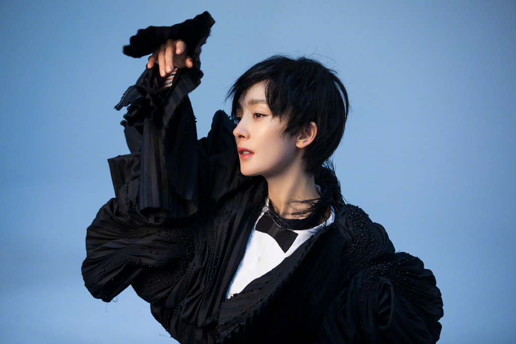杨幂《芭莎男士》封面飒爽干练短发写真