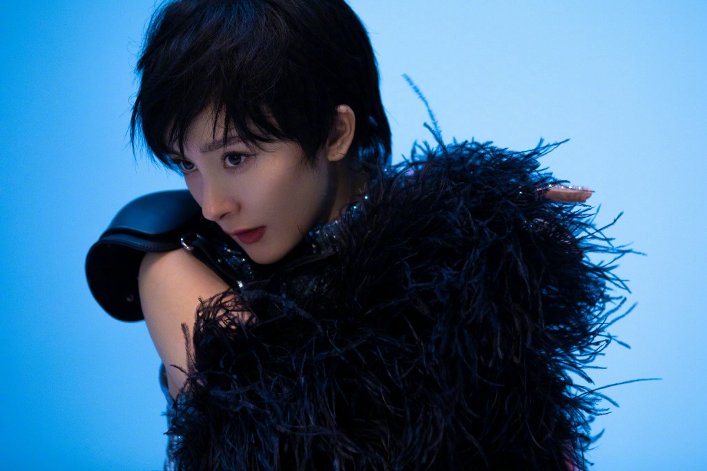 杨幂《芭莎男士》封面飒爽干练短发写真