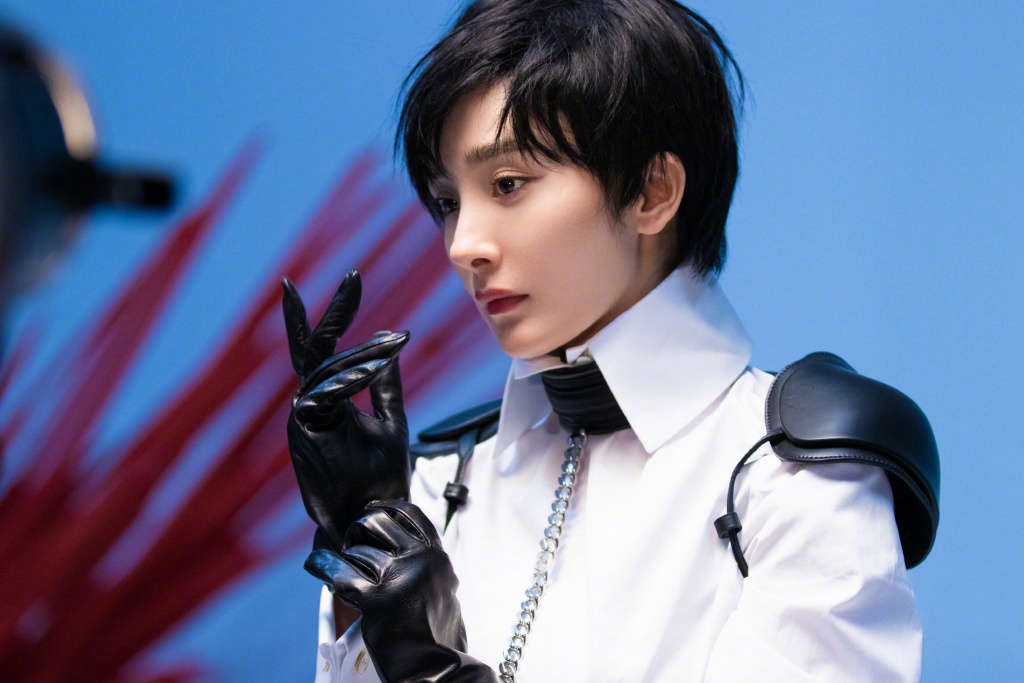 杨幂《芭莎男士》封面飒爽干练短发写真