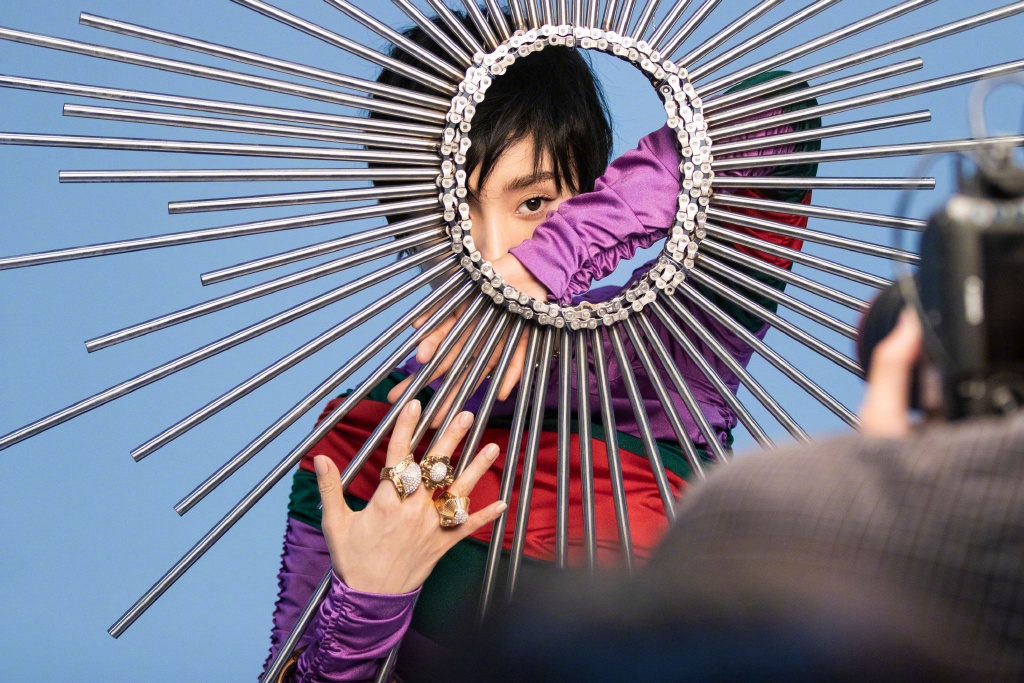 杨幂《芭莎男士》封面飒爽干练短发写真