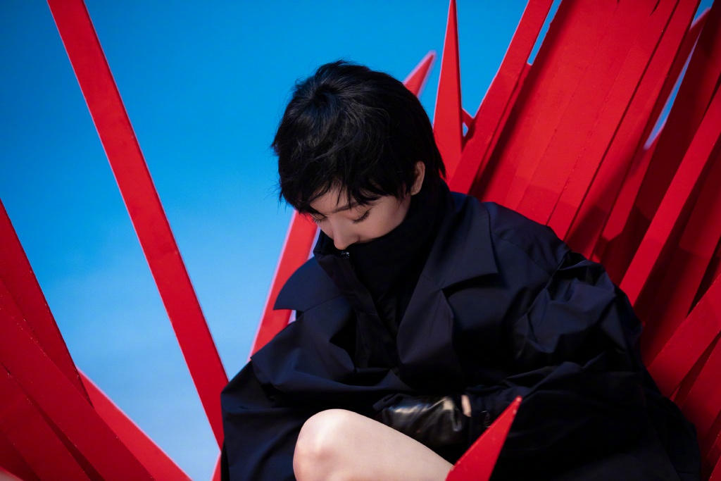 杨幂《芭莎男士》封面飒爽干练短发写真