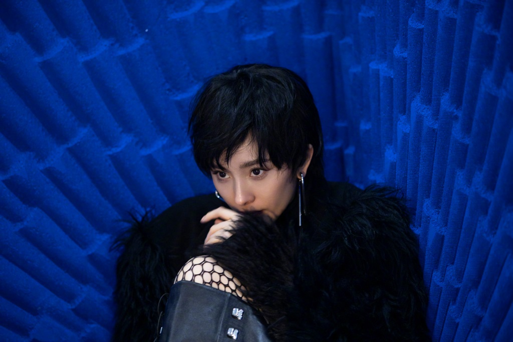 杨幂《芭莎男士》封面飒爽干练短发写真