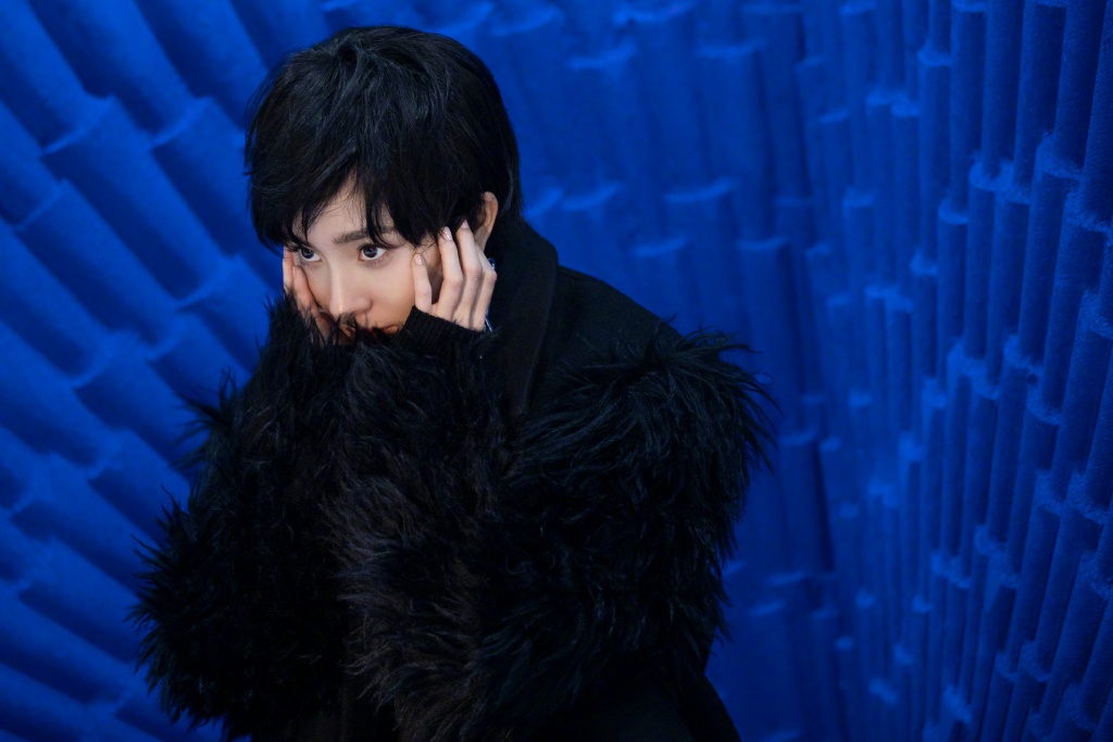 杨幂《芭莎男士》封面飒爽干练短发写真