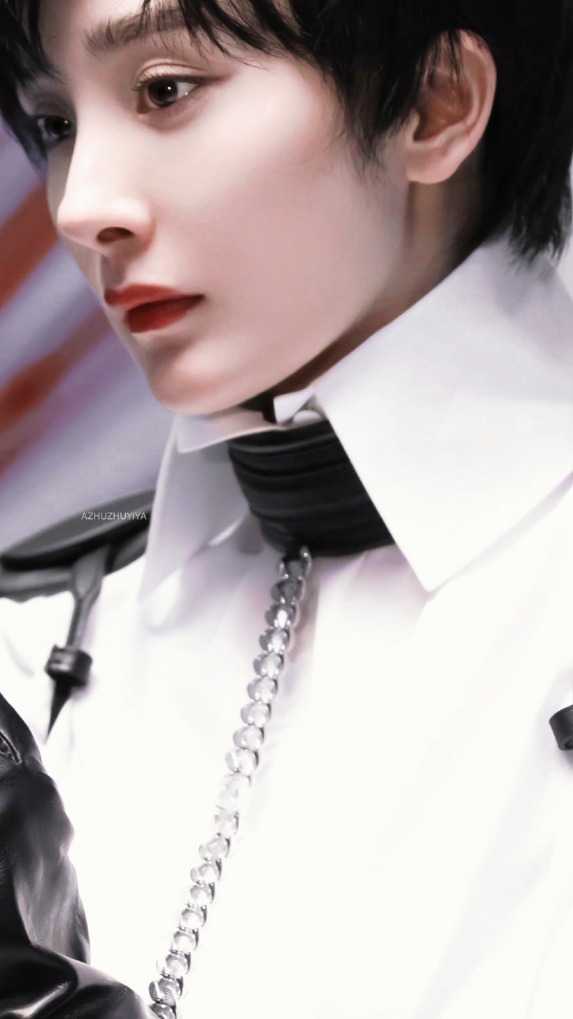 杨幂《芭莎男士》封面飒爽干练短发写真