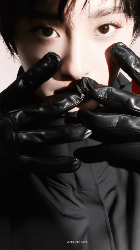 杨幂《芭莎男士》封面飒爽干练短发写真