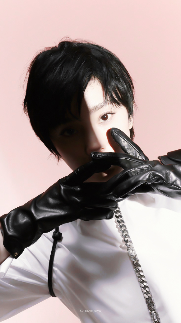 杨幂《芭莎男士》封面飒爽干练短发写真