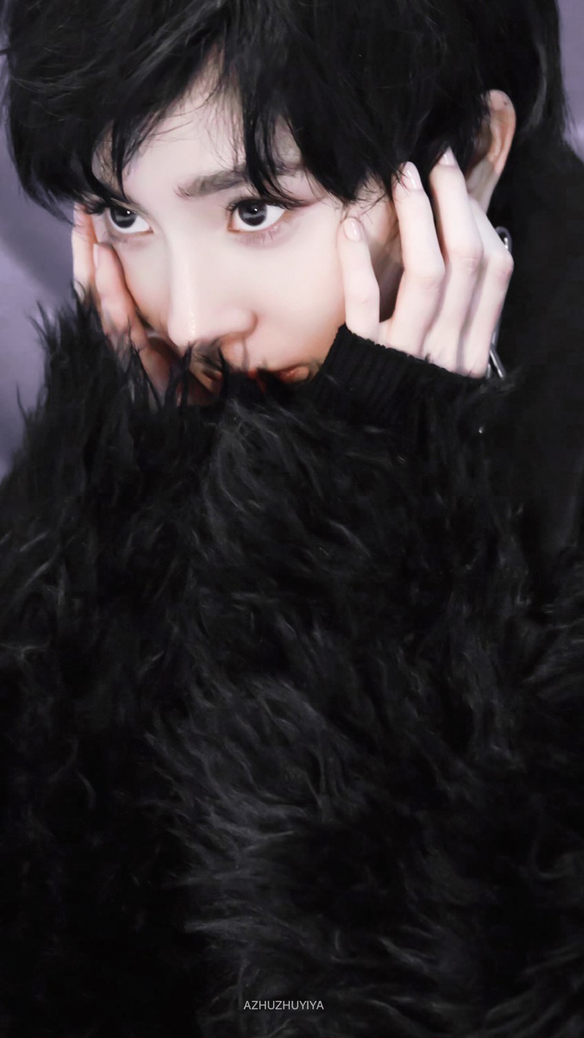 杨幂《芭莎男士》封面飒爽干练短发写真