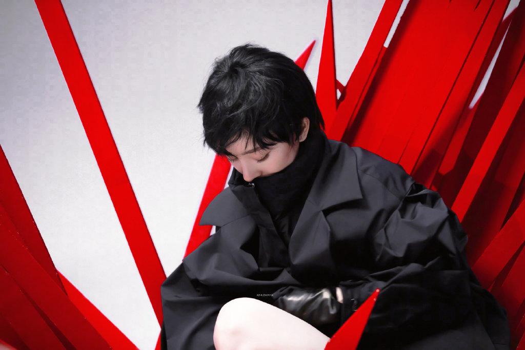 杨幂《芭莎男士》封面飒爽干练短发写真