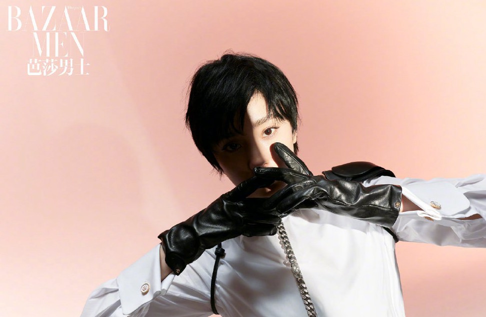 杨幂《芭莎男士》封面飒爽干练短发写真