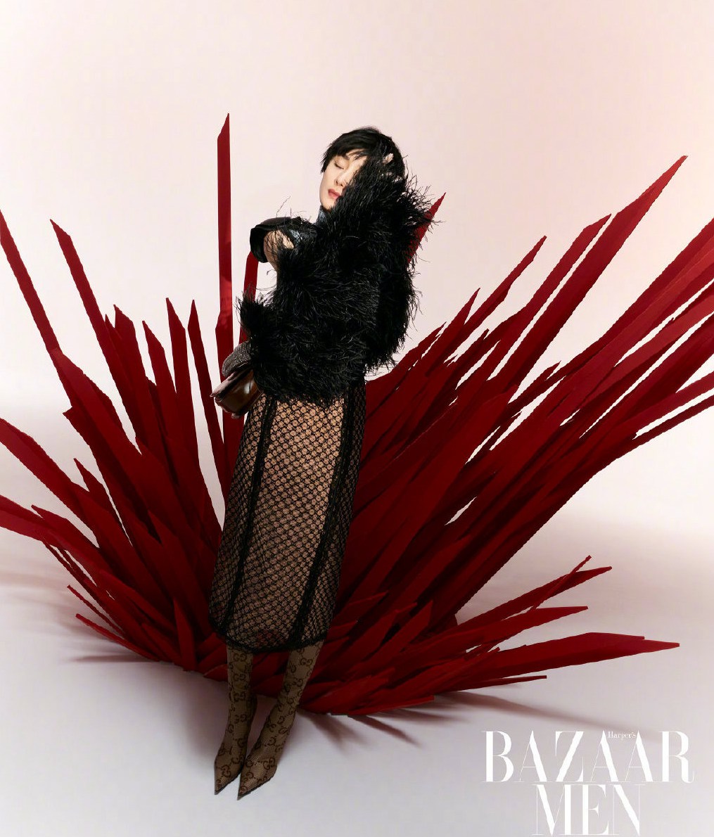 杨幂《芭莎男士》封面飒爽干练短发写真