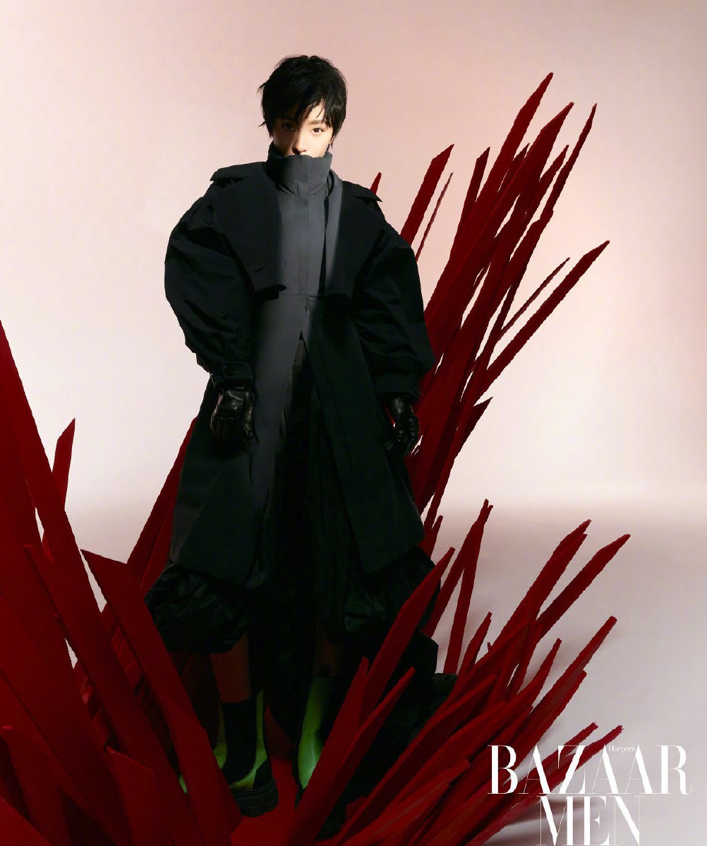 杨幂《芭莎男士》封面飒爽干练短发写真