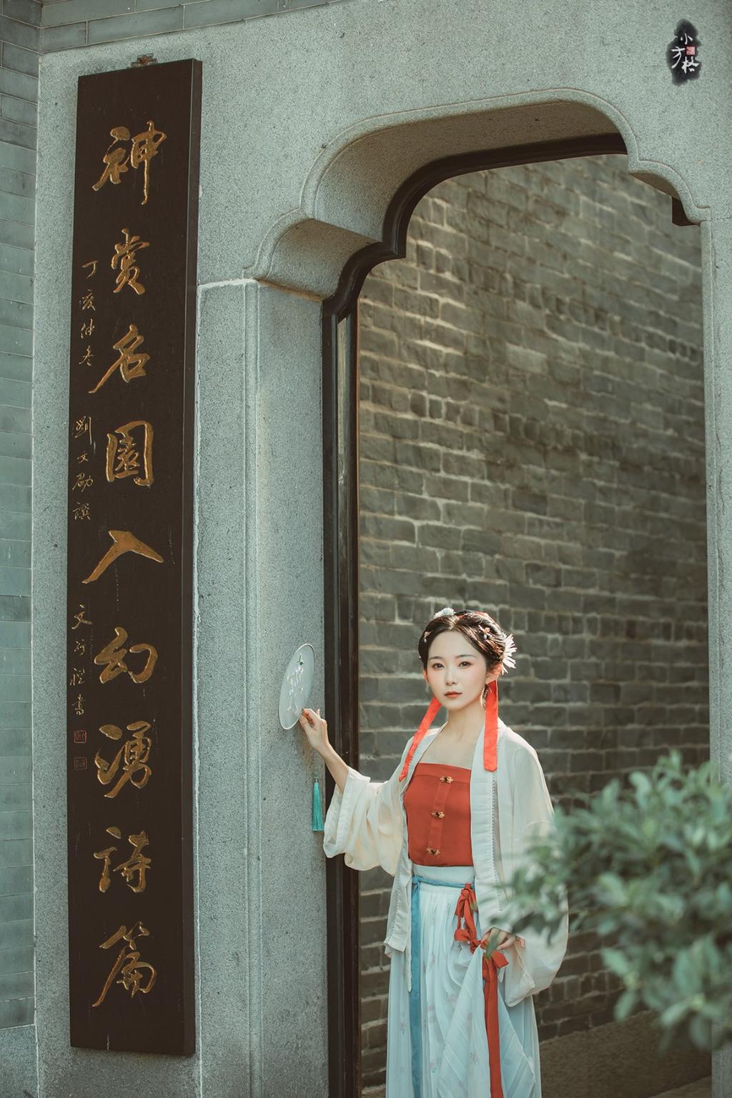 古装美女面若桃花身似扶柳图片