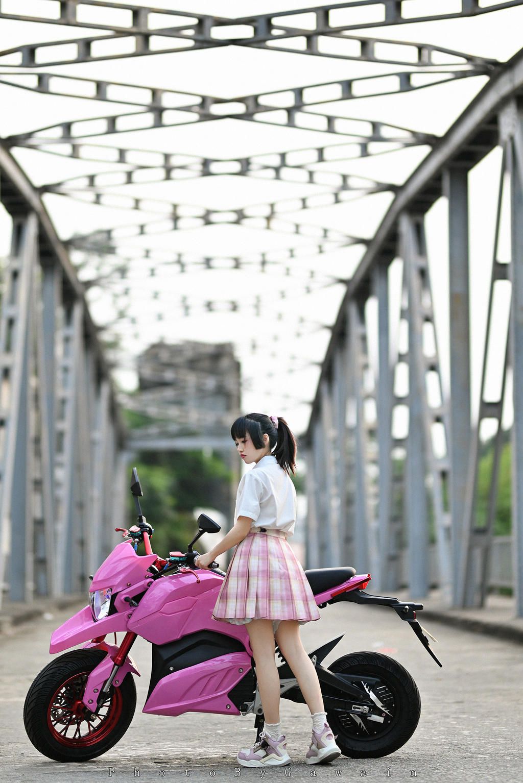 穿制服开机车的美女学生妹写真