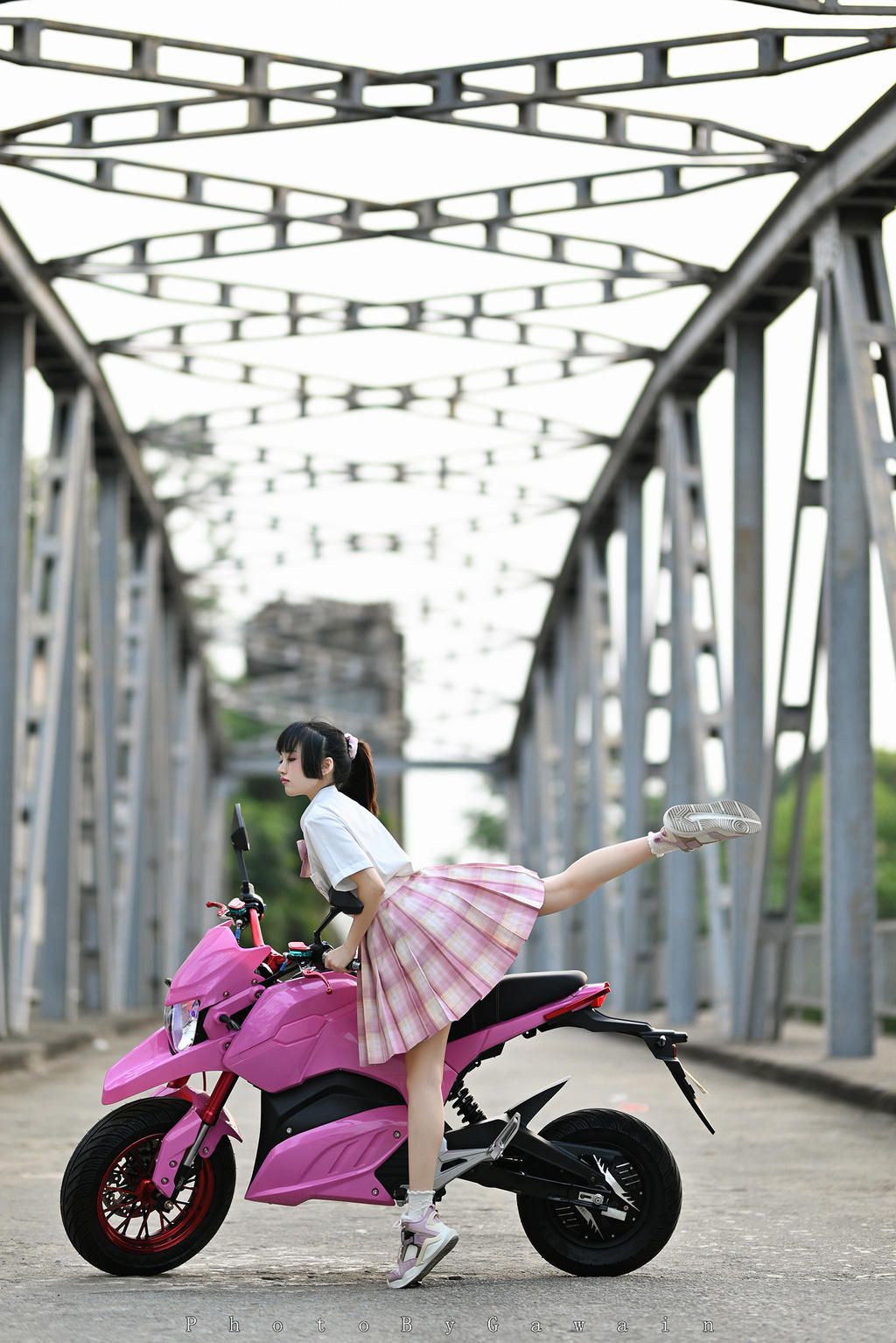 穿制服开机车的美女学生妹写真