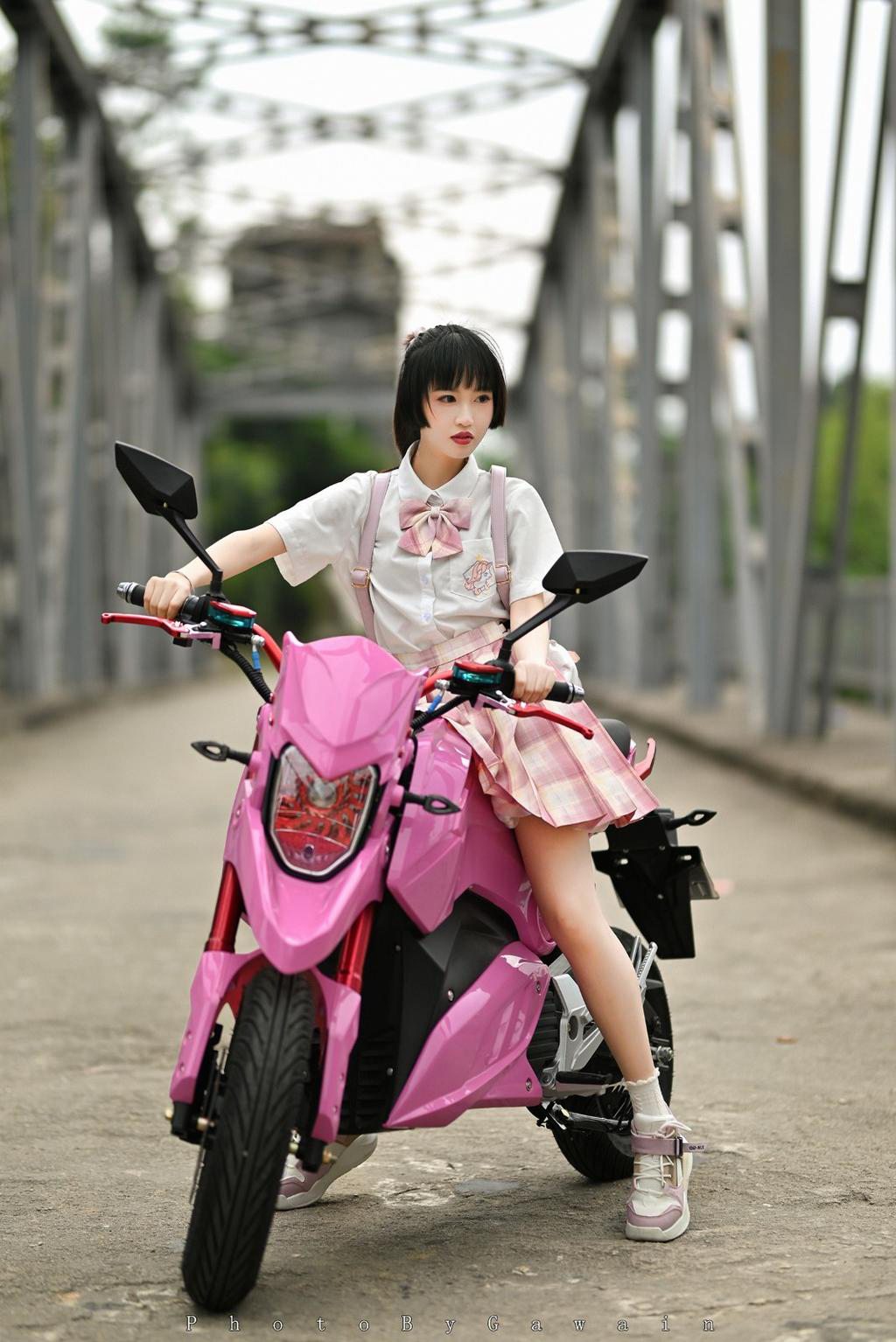 穿制服开机车的美女学生妹写真