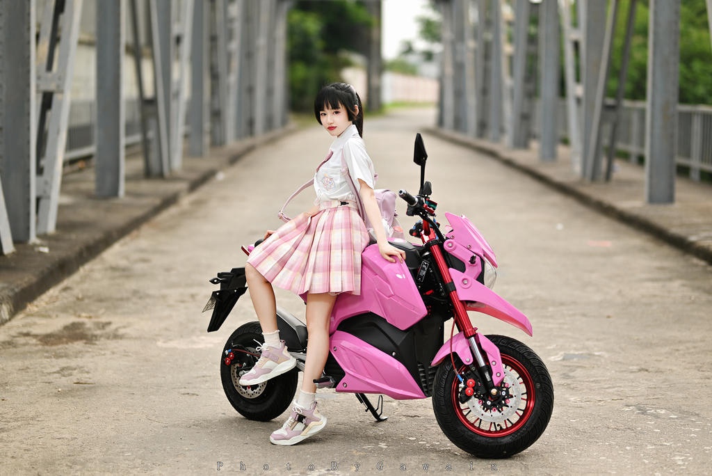 穿制服开机车的美女学生妹写真