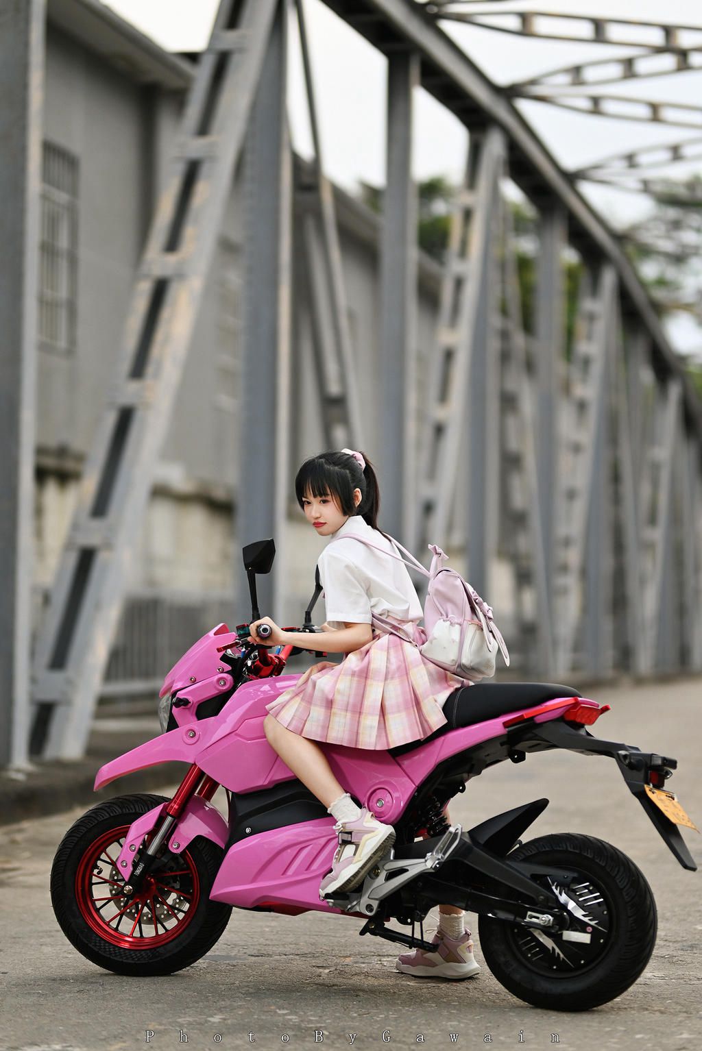 穿制服开机车的美女学生妹写真