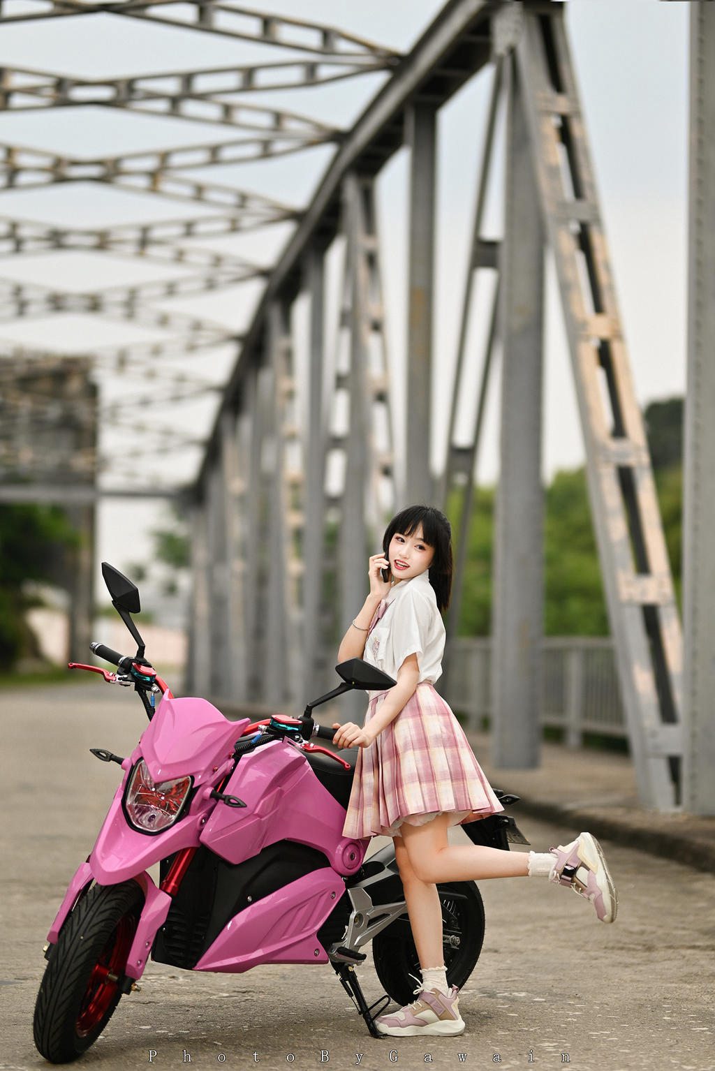 穿制服开机车的美女学生妹写真