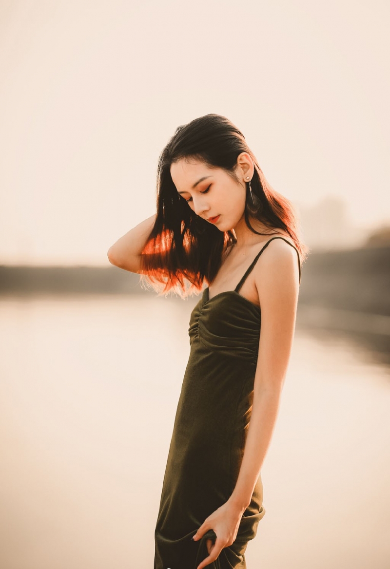 吊带裙小姐姐精致侧颜户外写真