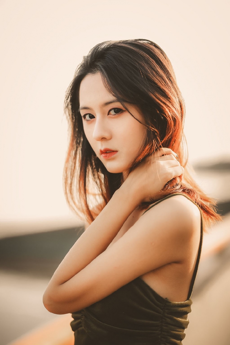 吊带裙小姐姐精致侧颜户外写真