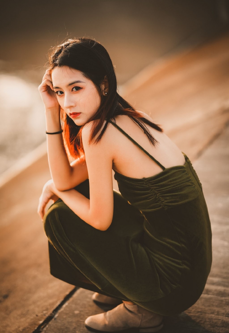 吊带裙小姐姐精致侧颜户外写真