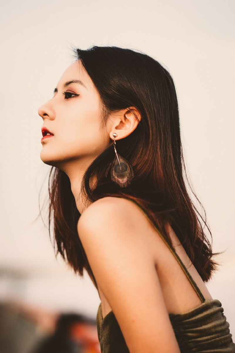 吊带裙小姐姐精致侧颜户外写真