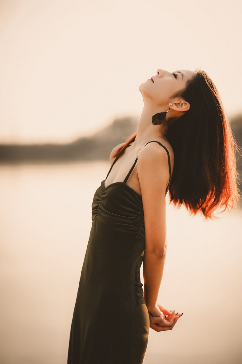 吊带裙小姐姐精致侧颜户外写真