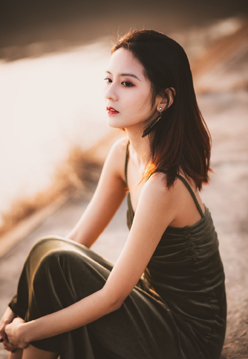 吊带裙小姐姐精致侧颜户外写真