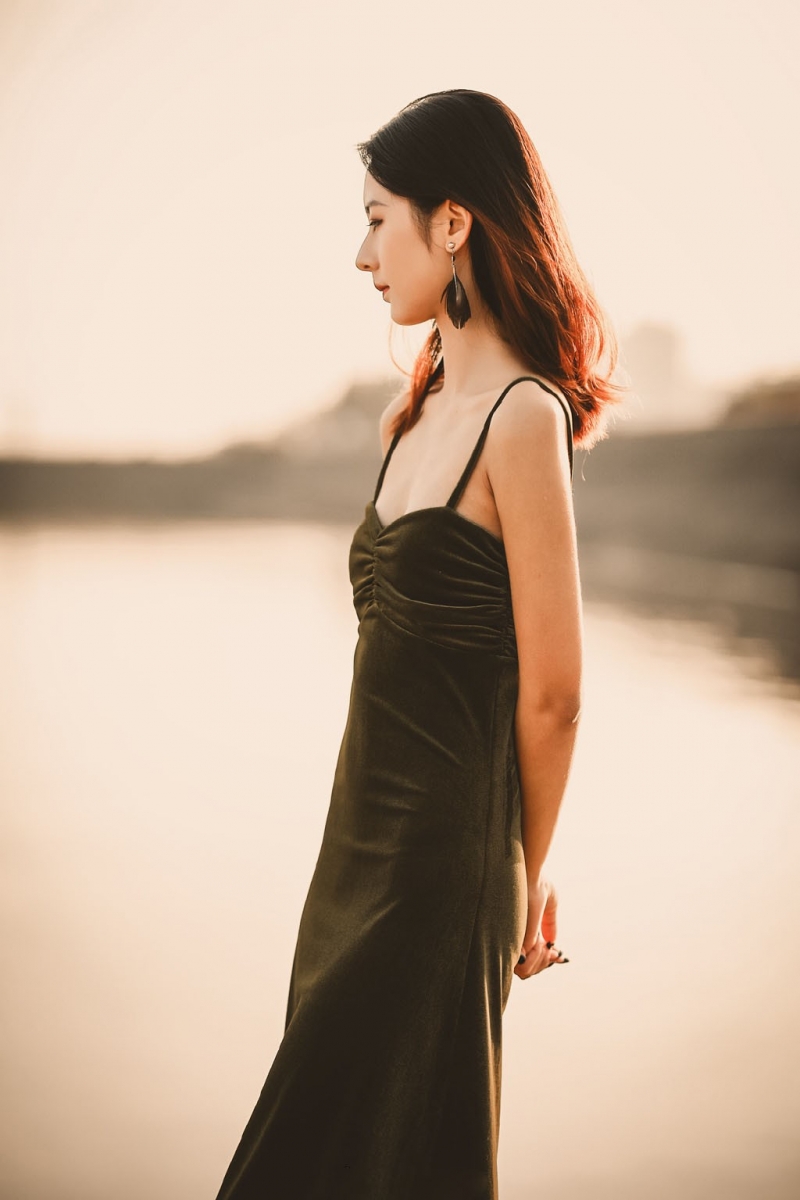 吊带裙小姐姐精致侧颜户外写真
