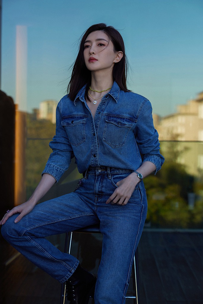 江疏影牛仔套装又美又飒写真美照